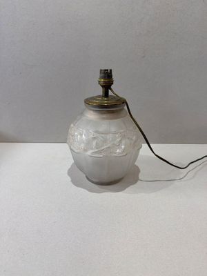 Pied de lampe en verre moulé à décor en relief, monture en l…