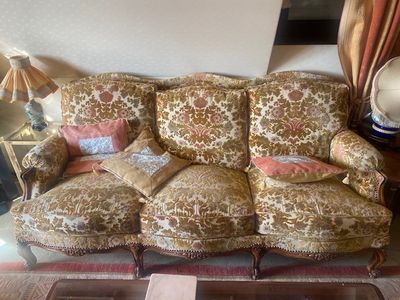 un canapé avec des coussins dans un salon