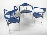 trois chaises bleues et une table dans une pièce blanche