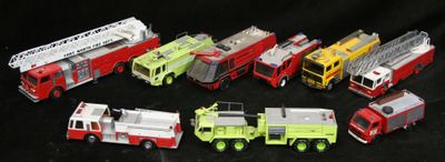 différents types de camions de pompiers sur fond noir