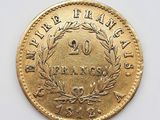 gros plan d'une pièce de monnaie sur une surface blanche avec un fond blanc