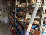 une pièce avec de nombreuses étagères remplies d'objets