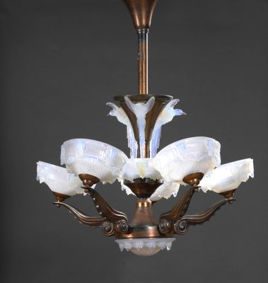 une image d'un lustre orné de cinq fleurs blanches suspendu au plafond