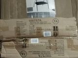 des cartons empilés les uns sur les autres, avec une chaise posée dessus