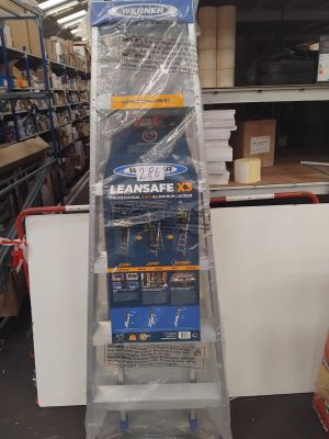 une photo d'une échelle sur laquelle sont posés de nombreux objets