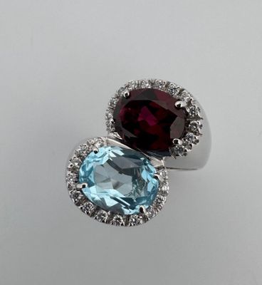 un gros plan d'une bague ornée de deux pierres de couleurs différentes
