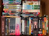 plusieurs DVD dans un coffret, empilés les uns sur les autres