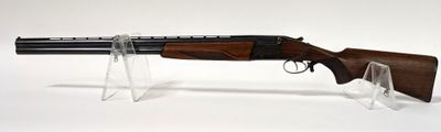 le fusil est posé sur un support transparent, sur une surface blanche