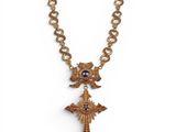 l'image d'un collier en or orné d'une croix