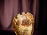 un vase en verre contenant de la nourriture, posé sur une table
