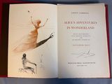 un livre ouvert sur lequel figure le dessin d'une femme