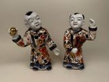paire de figurines asiatiques représentant un homme et une femme tenant une boule dorée