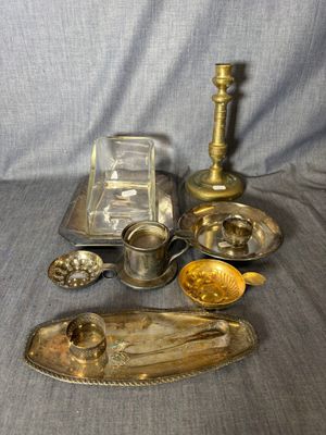 beaucoup d'objets en argent qui se trouvent sur la table