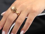 gros plan de la main d'une personne portant une bague