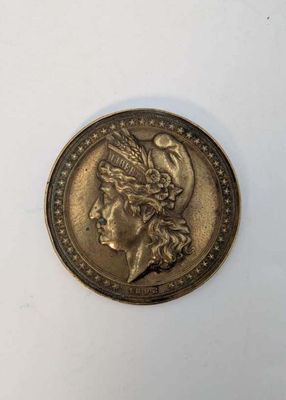 gros plan d'une pièce de monnaie sur laquelle figure une tête de femme