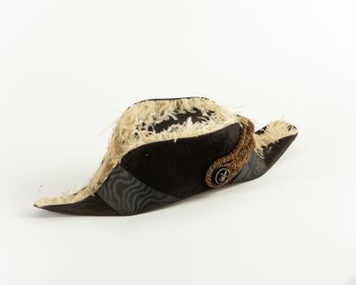 un chapeau orné d'un motif noir et blanc