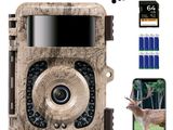 un gros plan d'un appareil photo avec un téléphone portable à côté