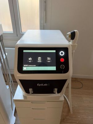 an image of a machine that is sitting on top of a table