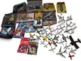 beaucoup de petits avions en jouet posés sur la table