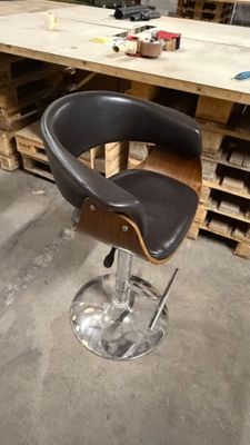 une photo d'un tabouret de bar dans un entrepôt