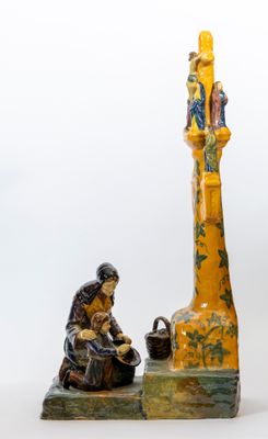 deux figurines représentant une femme et un homme assis par terre