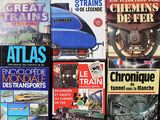plusieurs livres posés sur une table, avec des images de trains, de trains et encore de trains