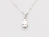 un collier en argent avec un petit pendentif en forme de larme suspendu à une chaîne