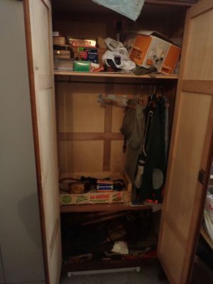 un placard dans lequel s'entassent beaucoup d'objets et de bric-à-brac