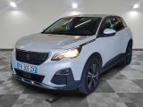la voiture blanche est garée sur un sol en damier dans le garage