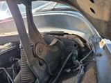 un gros plan du moteur d'une voiture dont le capot est ouvert