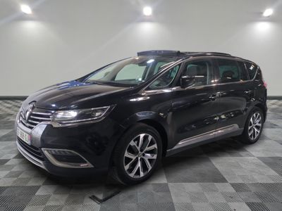 Une Citroën noire est garée sur un sol carrelé à damier