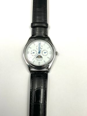 une montre posée sur une table