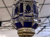 une lampe en verre bleu suspendue au plafond d'une pièce