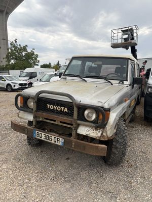 a truck that is parked in a lot with other cars