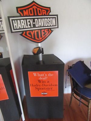 une exposition de motos présentées dans une salle