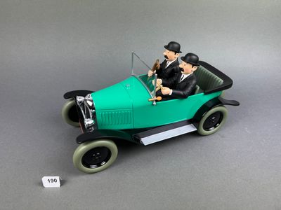 une figurine représentant un homme et une femme dans une voiture verte