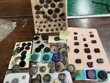 une table sur laquelle se trouvent de nombreux boutons