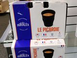deux boîtes de café posées sur une table en verre