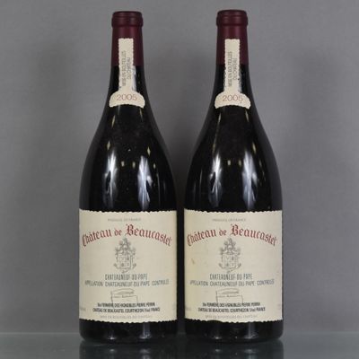 deux bouteilles de vin rouge posées sur une table