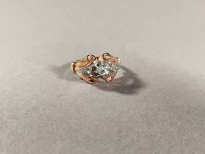 gros plan d'une bague en diamant sur une surface blanche