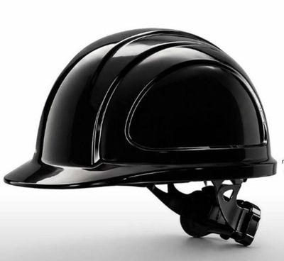 une image représentant un casque de chantier noir sur fond blanc