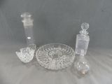 un grand nombre d'objets en verre posés sur une table