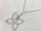 une image représentant un pendentif en forme de fleur de diamant sur fond blanc