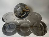 toutes ces assiettes en argent qui sont sur la table