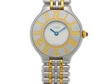 gros plan d'une montre-bracelet sur fond blanc