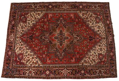un tapis persan ancien aux couleurs rouge et beige