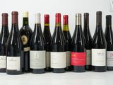 des bouteilles de vin sont alignées sur une table