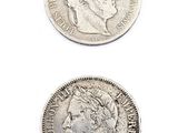 trois types différents de pièces d'argent sur une surface blanche