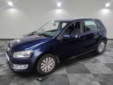 la voiture bleue est garée sur un sol en damier dans le garage