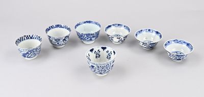 six bols et tasses bleus et blancs sont disposés en cercle